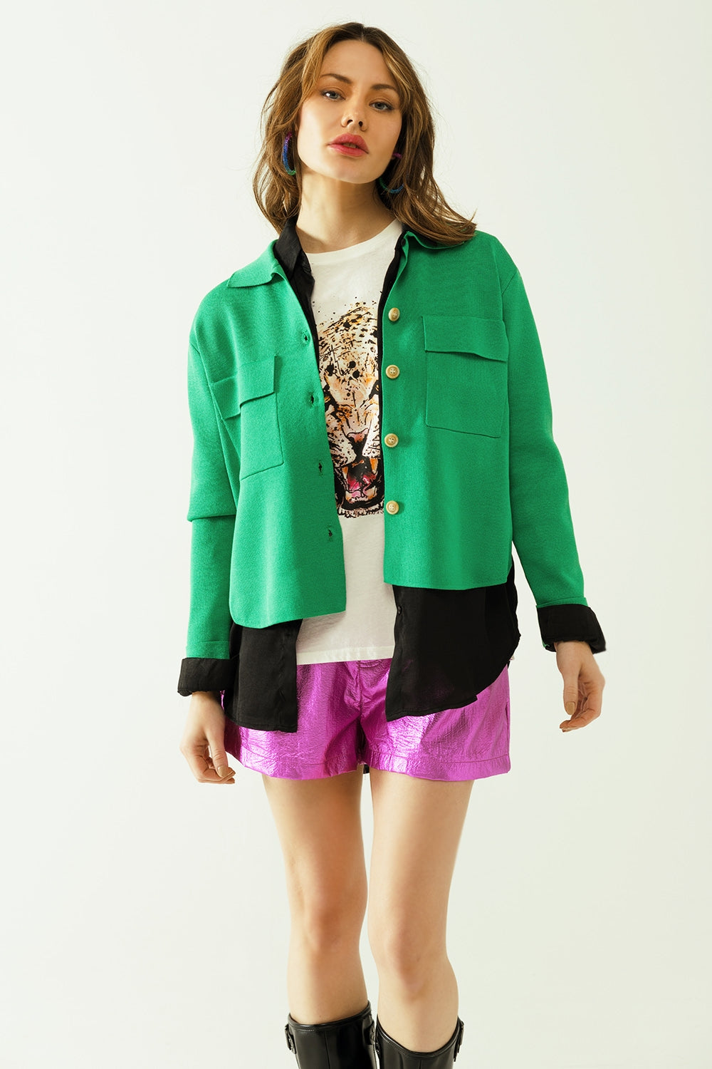 Knitted cardigan with chest pockes and golden buttons in green