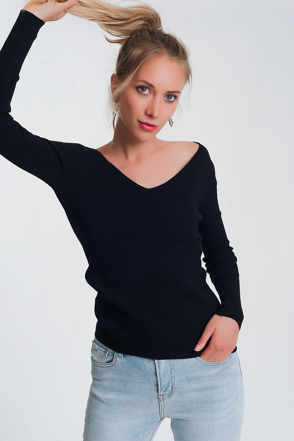 Knitted jumper in black with v back Szua Store