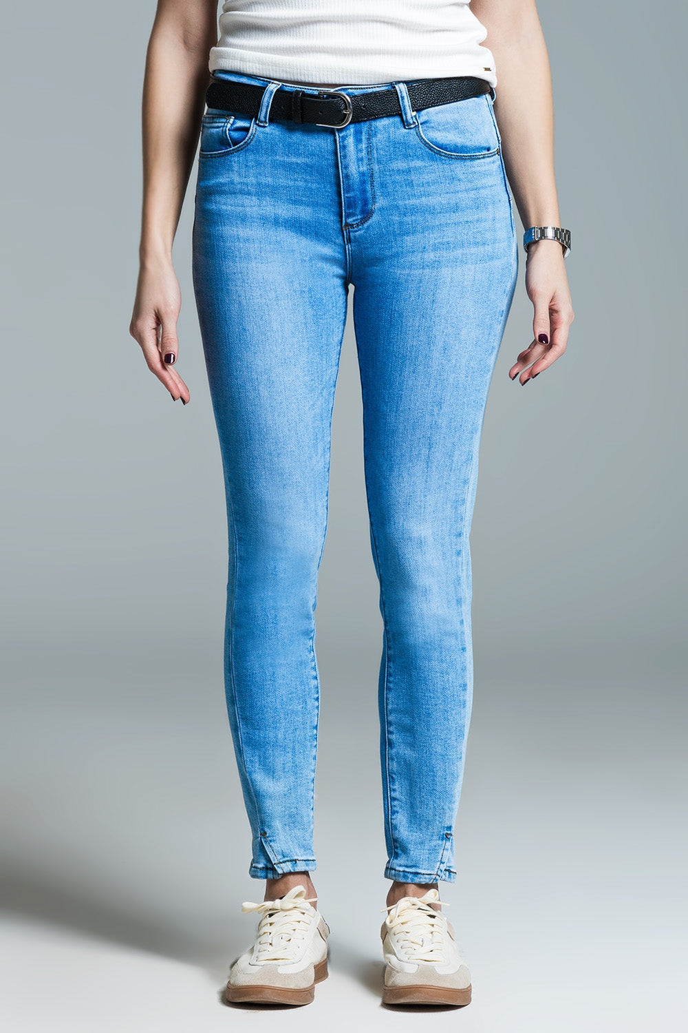 Q2 Light blue basic skinny jeans with short slit at hem