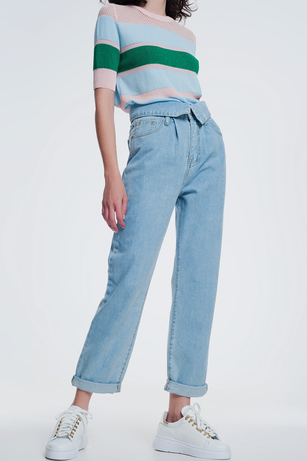 Jeans rectos de denim claro con cintura doblada
