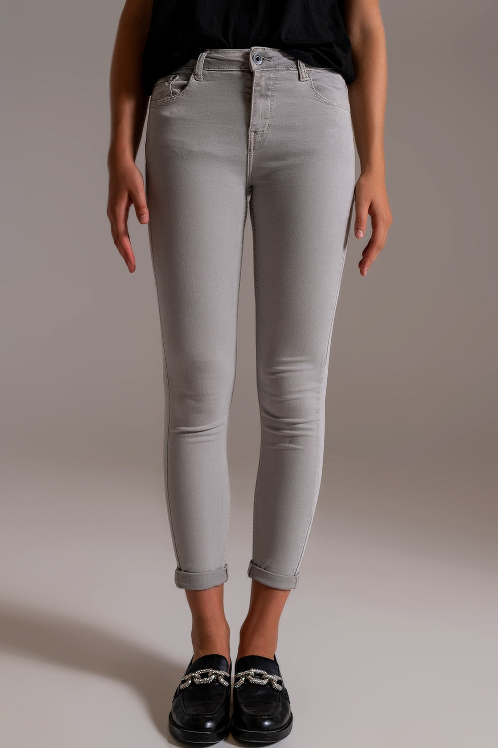 Q2 Light gray ankle jeans with soft wrinkles