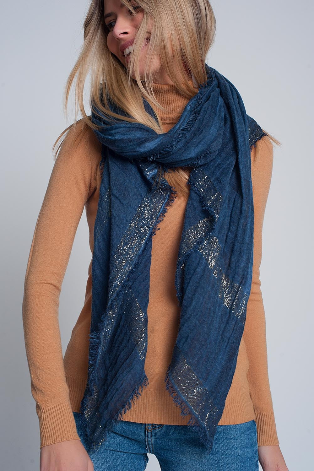 Q2 Lightweight scarf in navy with gold stripes