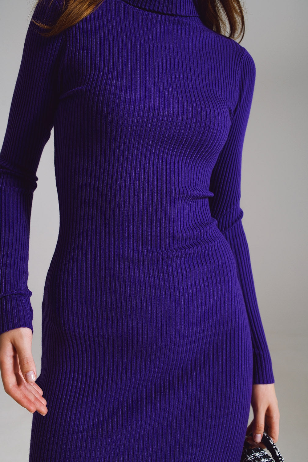 Vestido midi ajustado de punto con cuello alto en morado