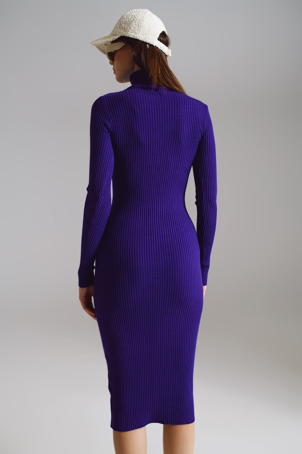 Vestido midi ajustado de punto con cuello alto en morado