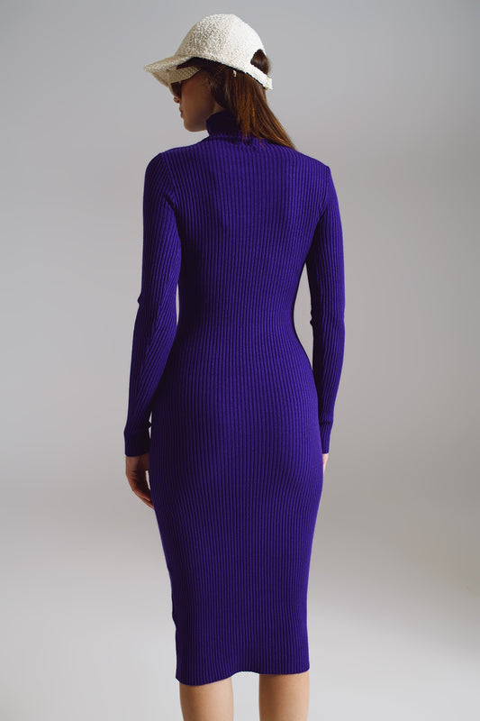 Vestido midi ajustado de punto con cuello alto en morado