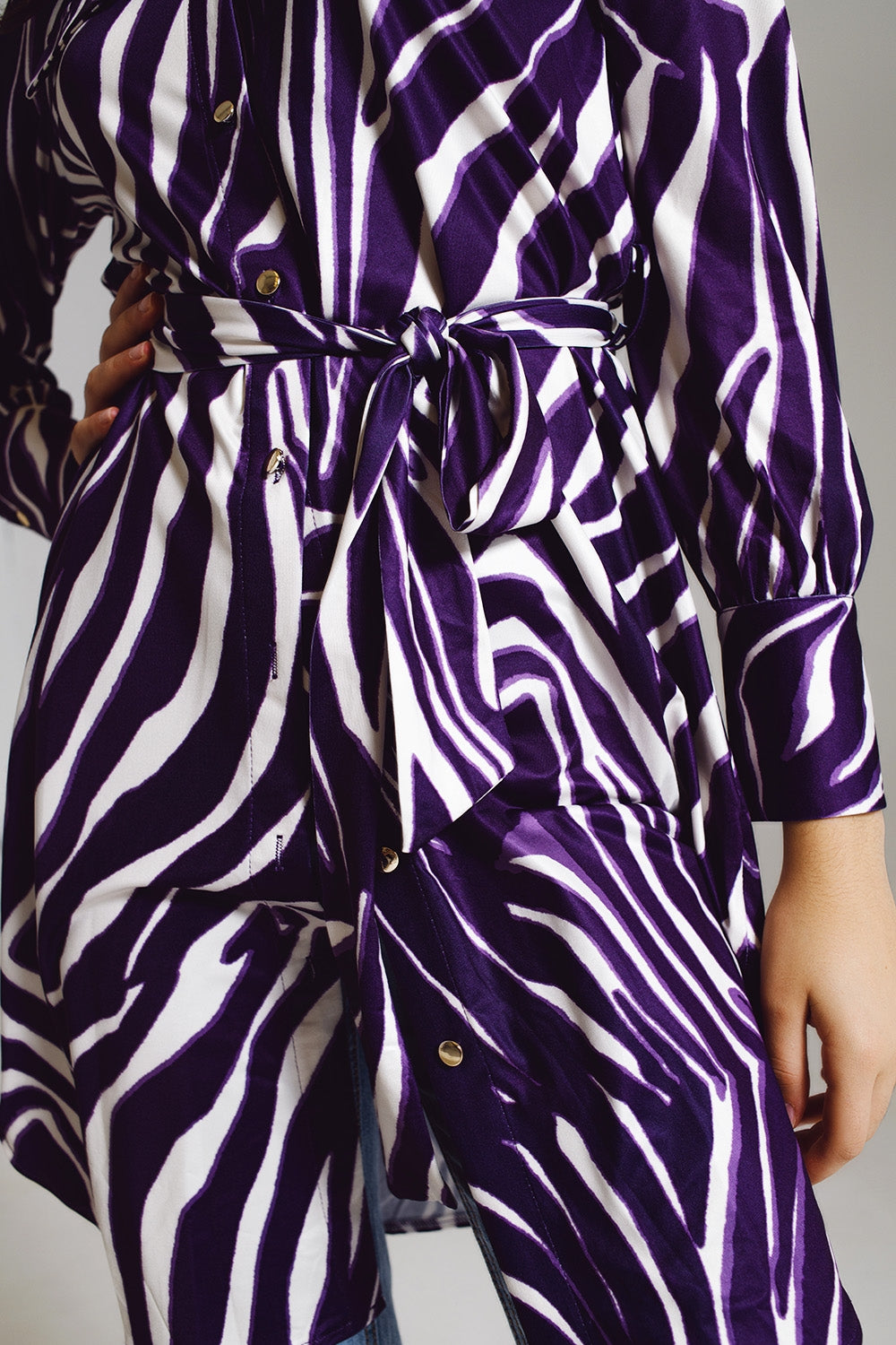 Midi short dress with zebra print in white and purple