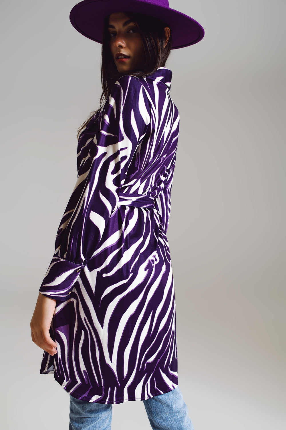 Midi short dress with zebra print in white and purple