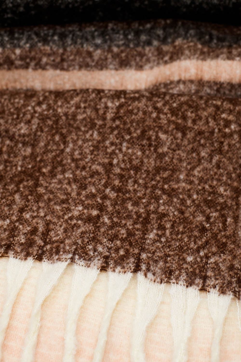 Bufanda de punto grueso multicolor en tonos de rayas marrones