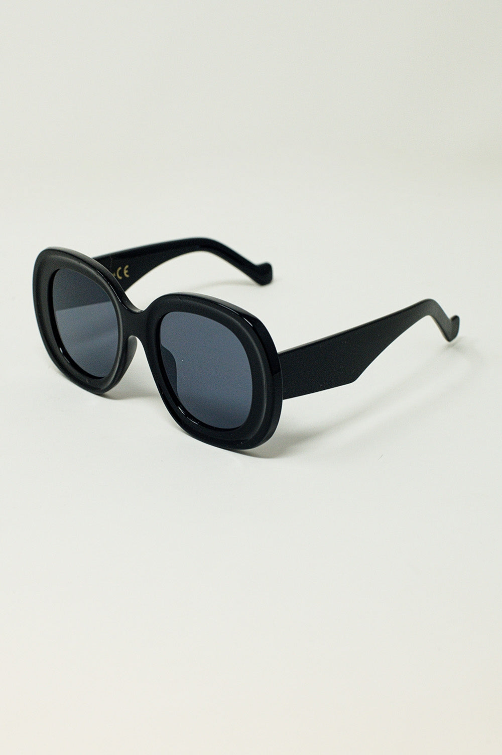 Q2 Oversized Circular Sunglasses in Black