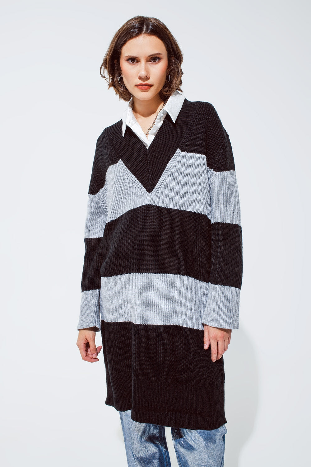 Q2 Oversized MIDI knitted dress with stripes and a wide v neck