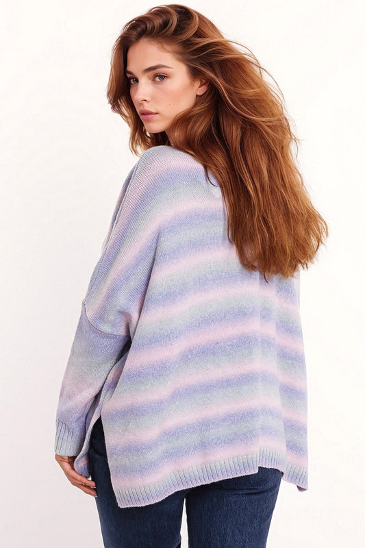 Suéter extragrande de cuello alto multicolor en tonos morados con aberturas laterales