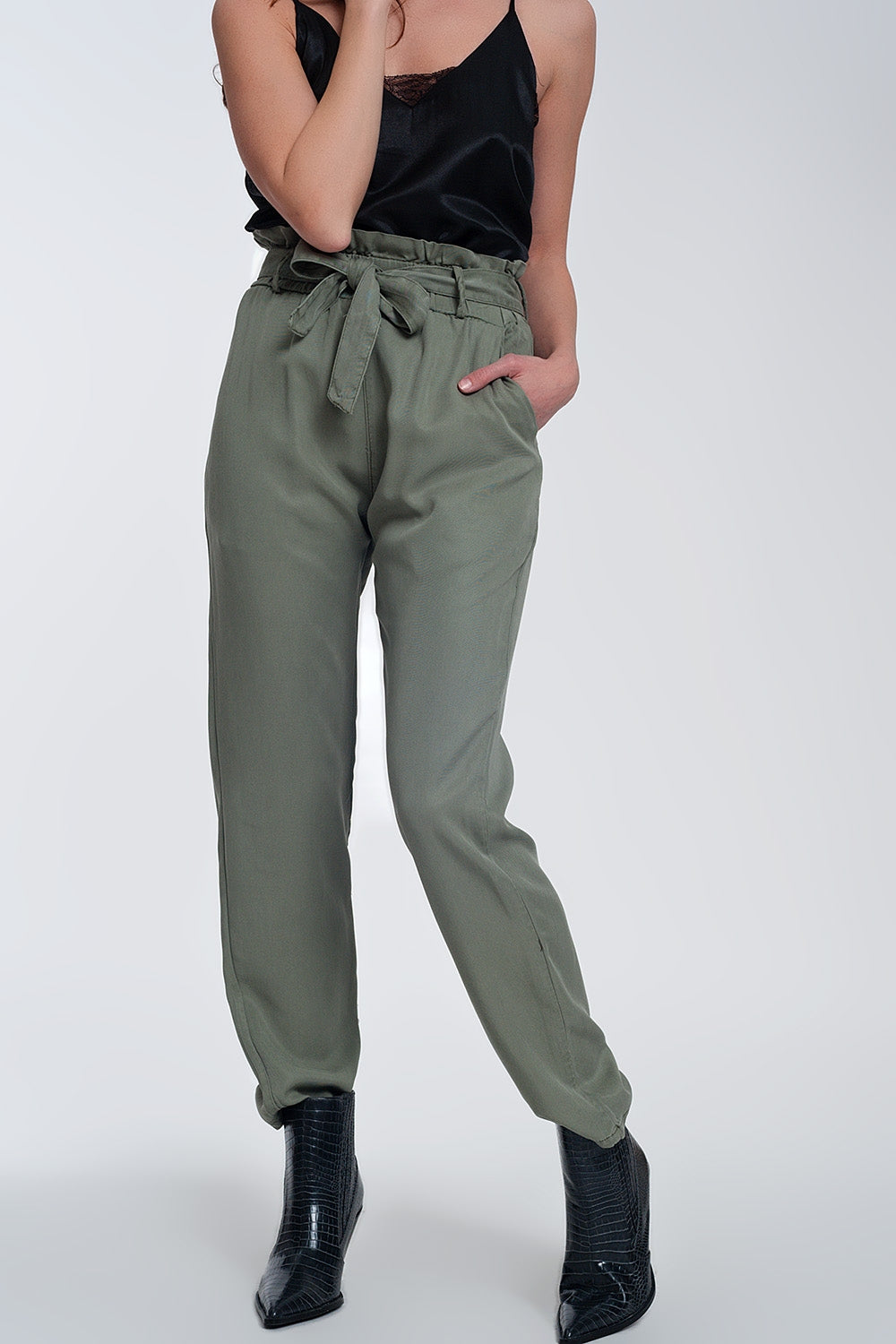 Pants with tie waist in green