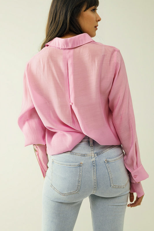 Camisa de gasa rosa de manga larga y un bolsillo en el pecho.