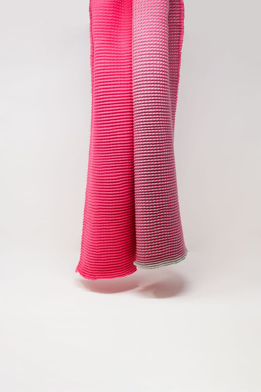 Bufanda rosa con detalles llenos
