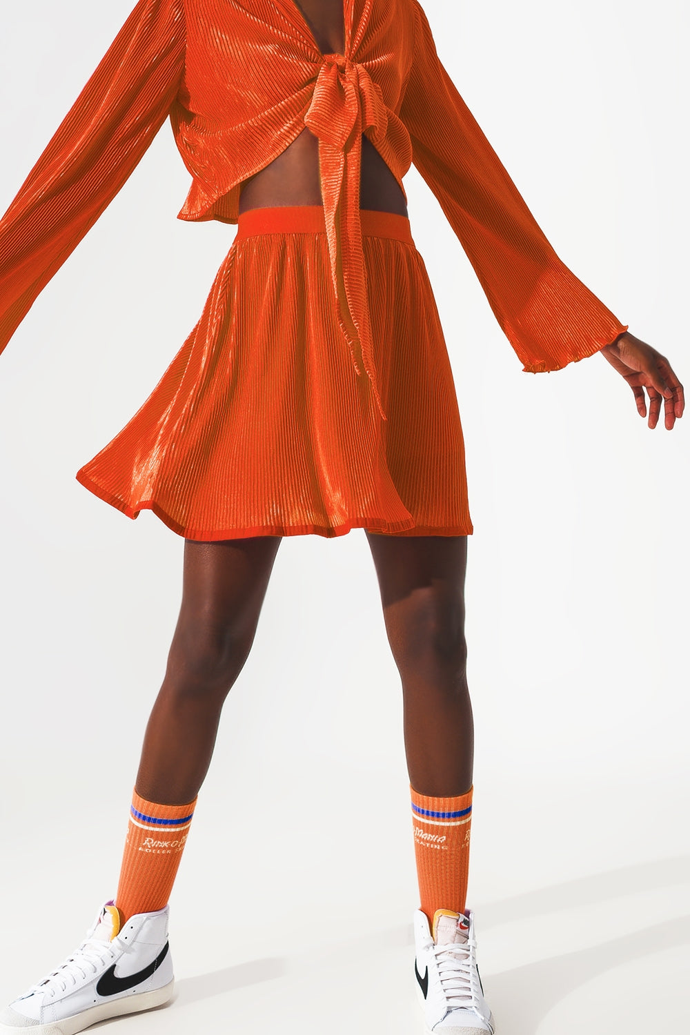 Q2 Pleated short skirt in orange