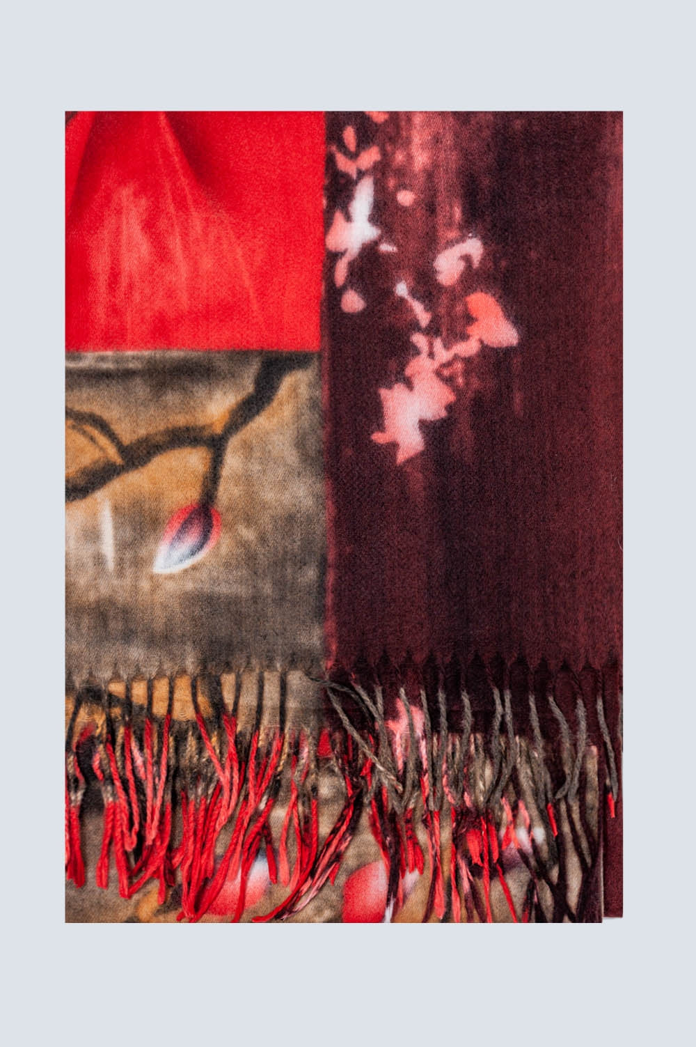 bufanda con estampado de flores rojas