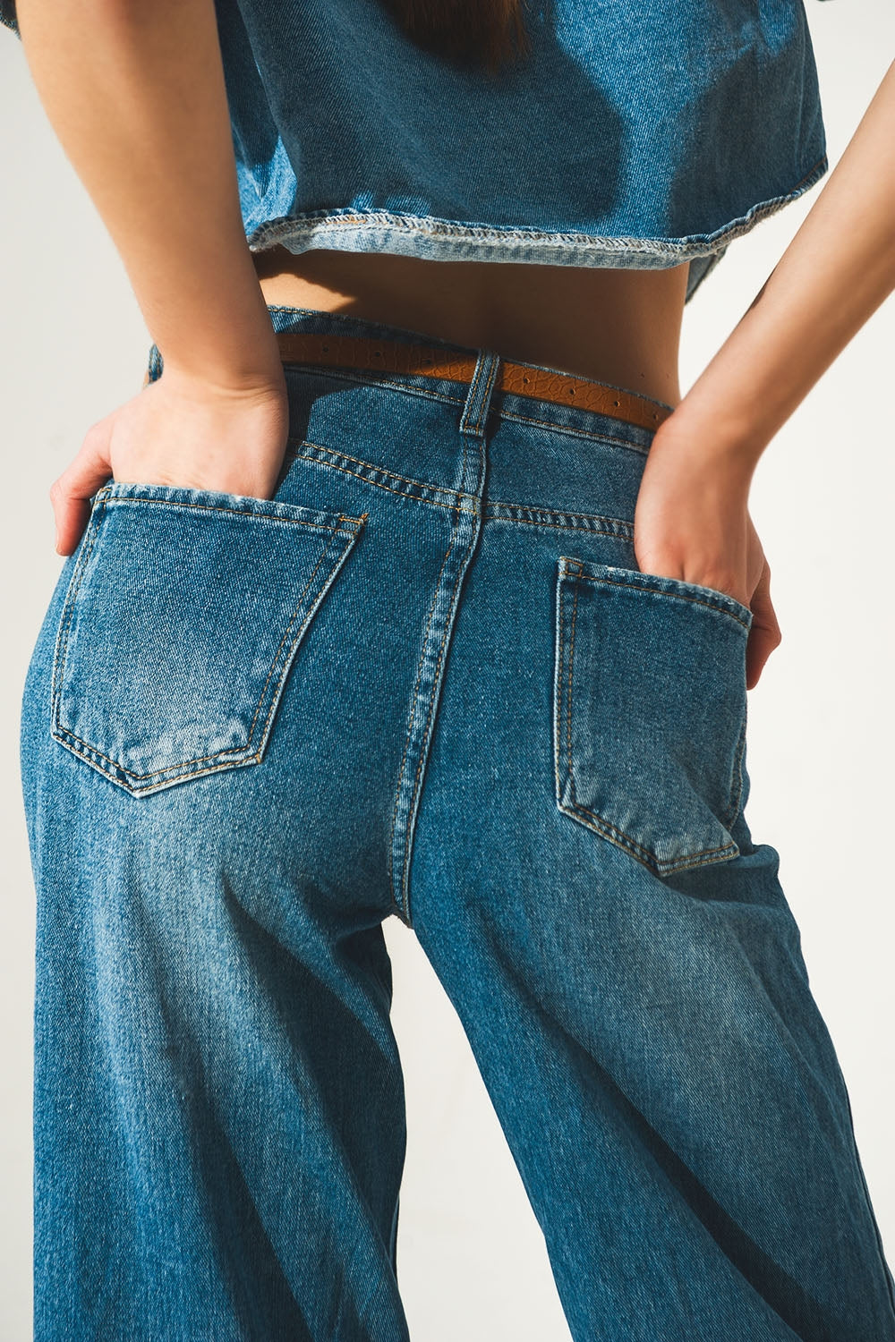 Relaxed jeans with rolled hem and exposed buttons in blue - Szua Store