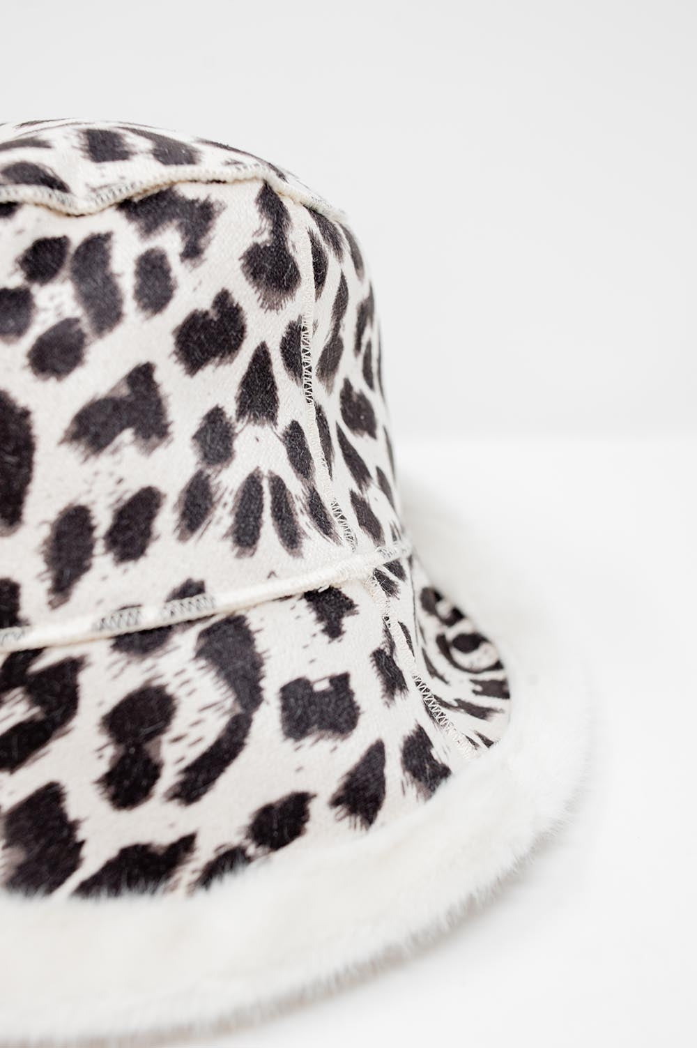 Reversible bucket hat in leopard print in ecru Szua Store