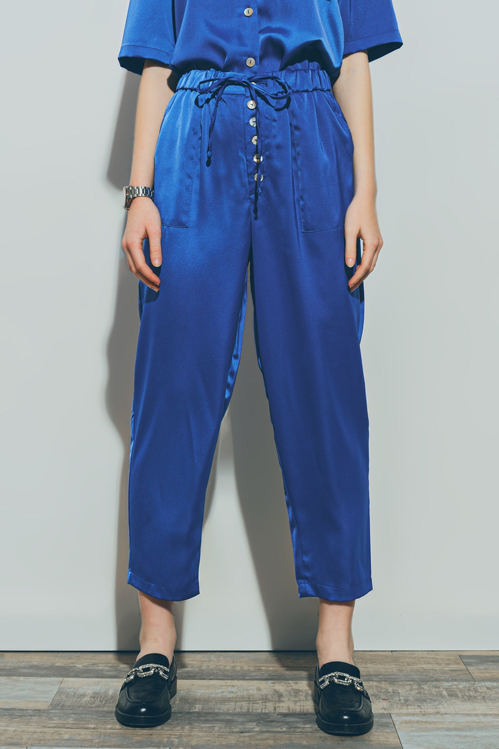 Q2 Satin Cropped Pants in Blue