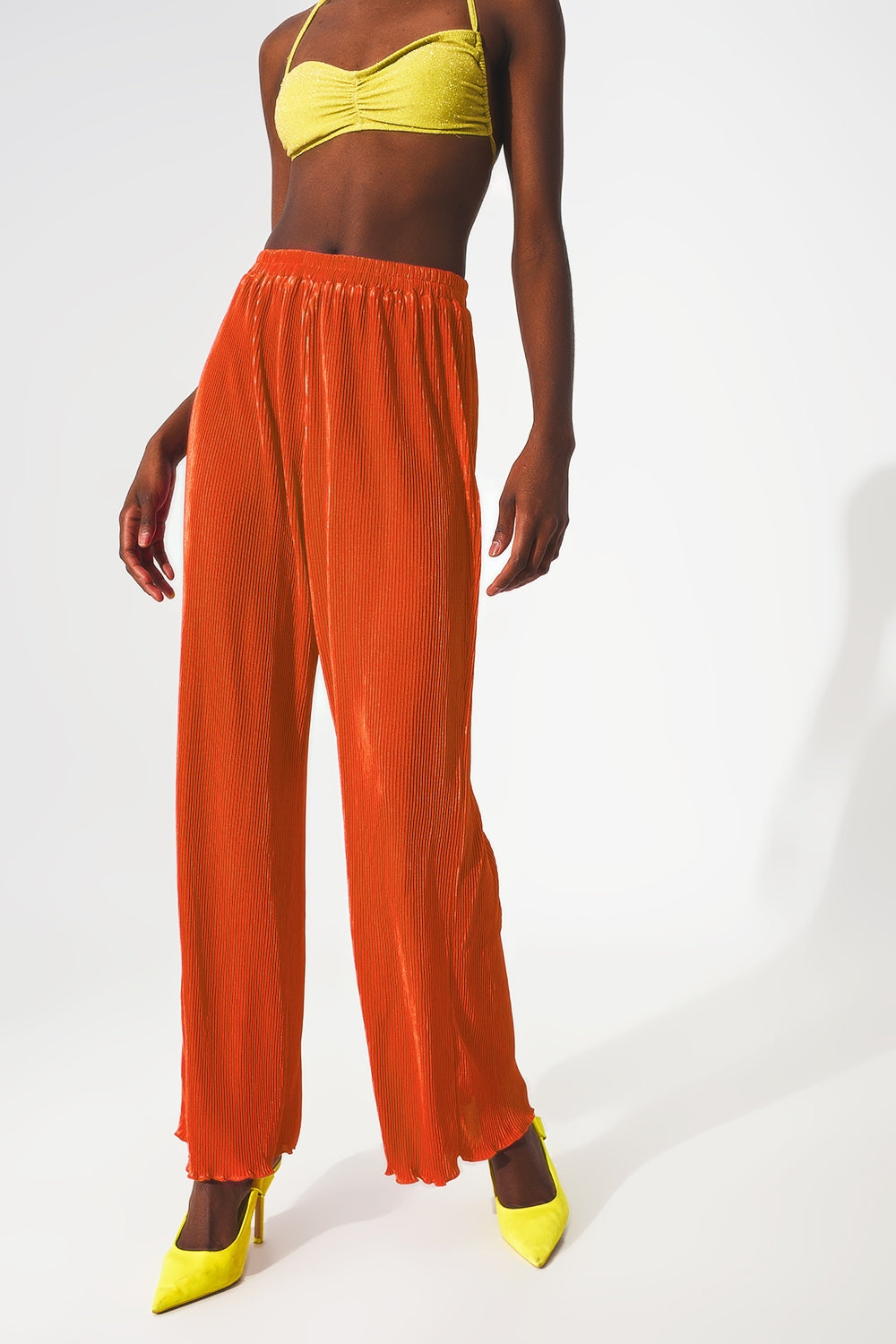 Pantalones naranjas de pernera ancha con pliegues de raso
