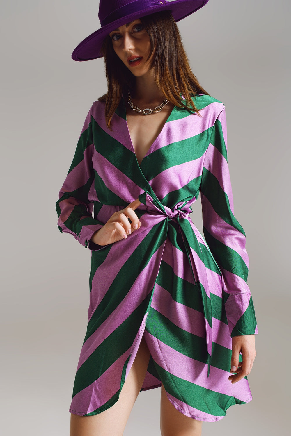 Vestido cruzado de satén con estampado de rayas lila y verde