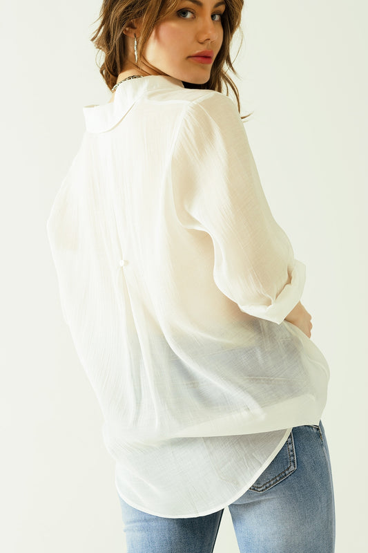 Camisa semitransparente de tencel con bolsillo en el pecho en blanco