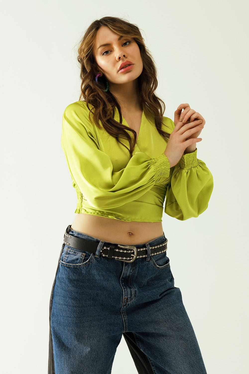 Crop top corto verde con manga larga y ancha