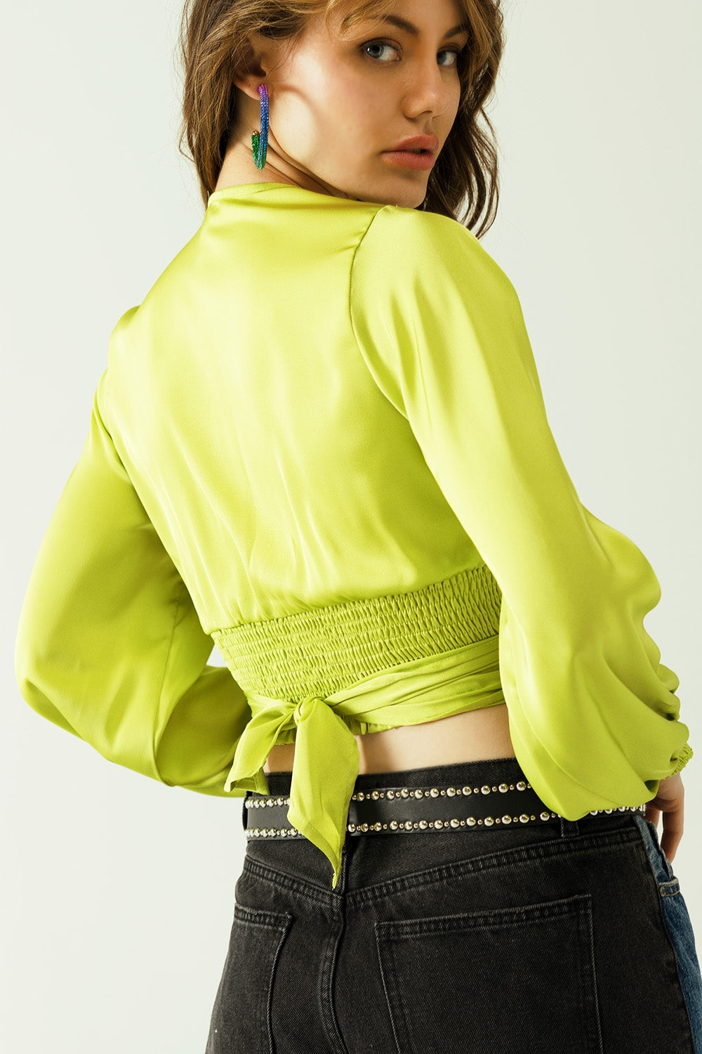 Crop top corto verde con manga larga y ancha