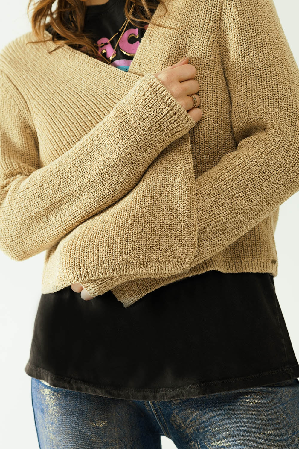 Short open cardigan in beige knit with long sleeves