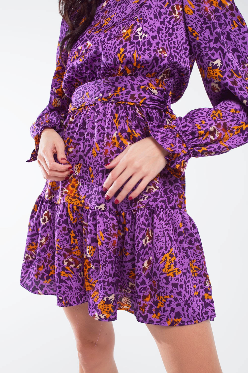 Vestido corto estampado con falda escalonada y puños con volantes en morado