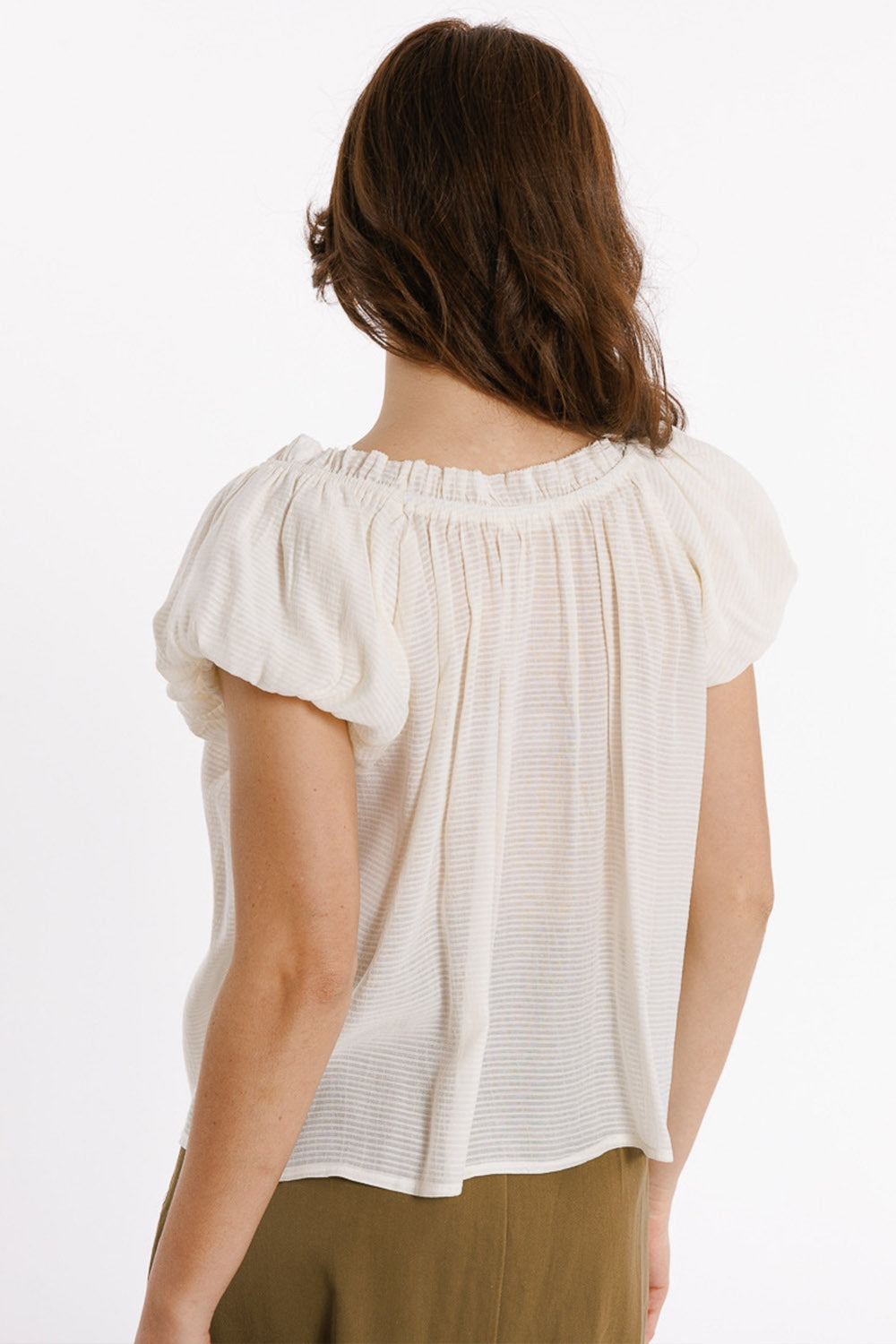 Blusa de manga corta en color blanco con botones frontales.