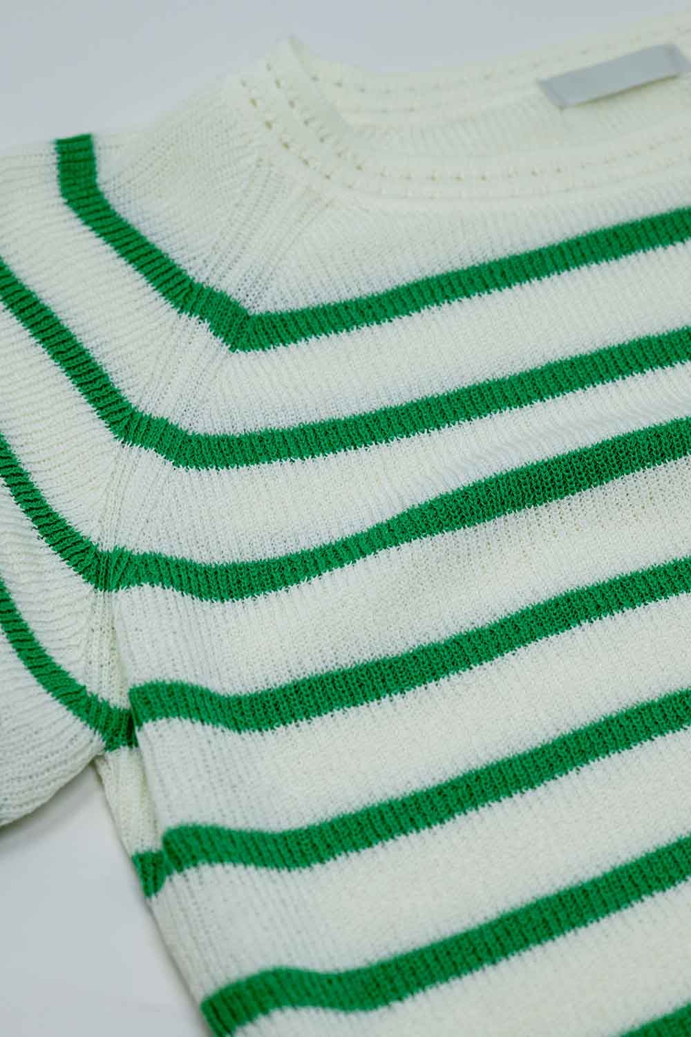 Jersey de punto blanco con rayas verdes de manga corta.