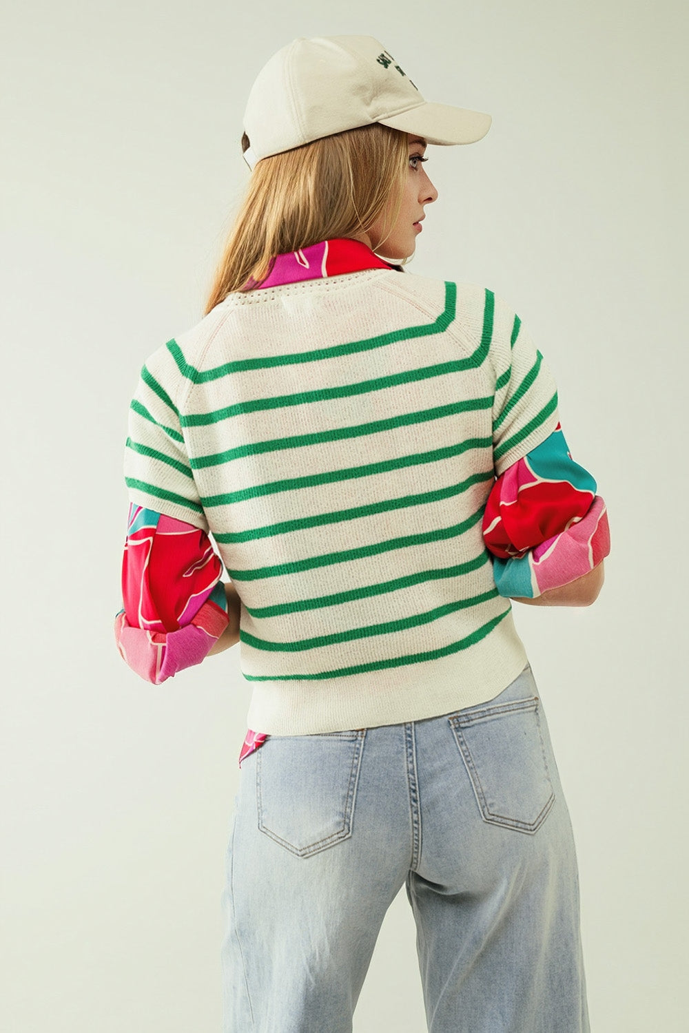 Jersey de punto blanco con rayas verdes de manga corta.