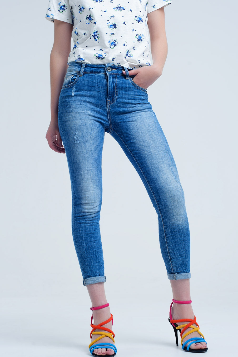 jeans ajustados con color gastado y arrugas