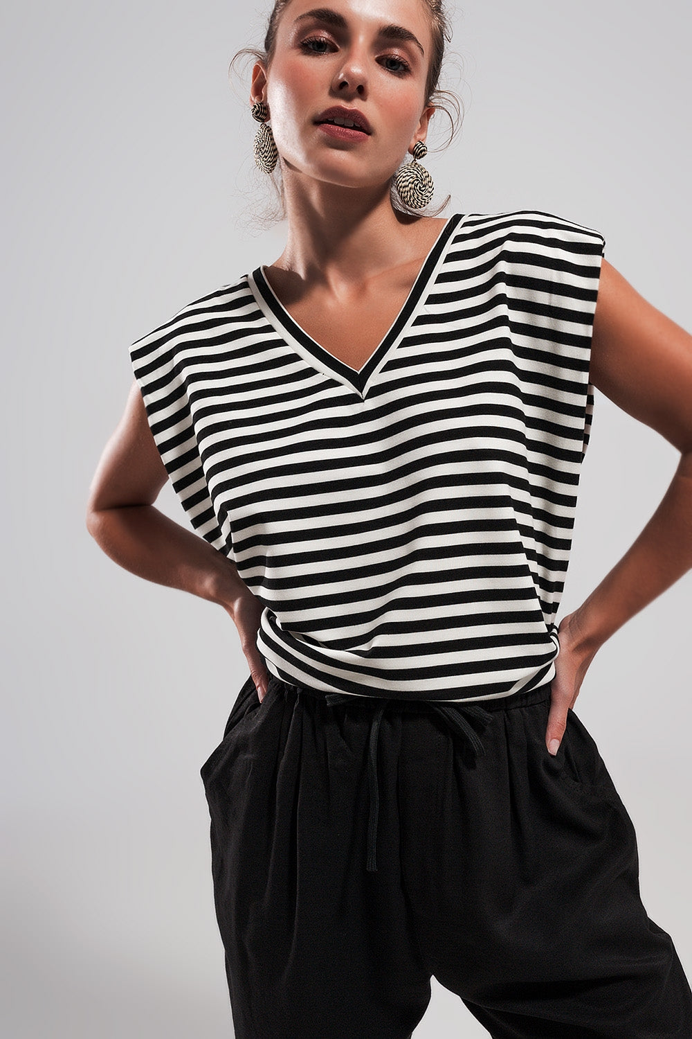 Sleeveless t shirt with shoulder pad in black stripe