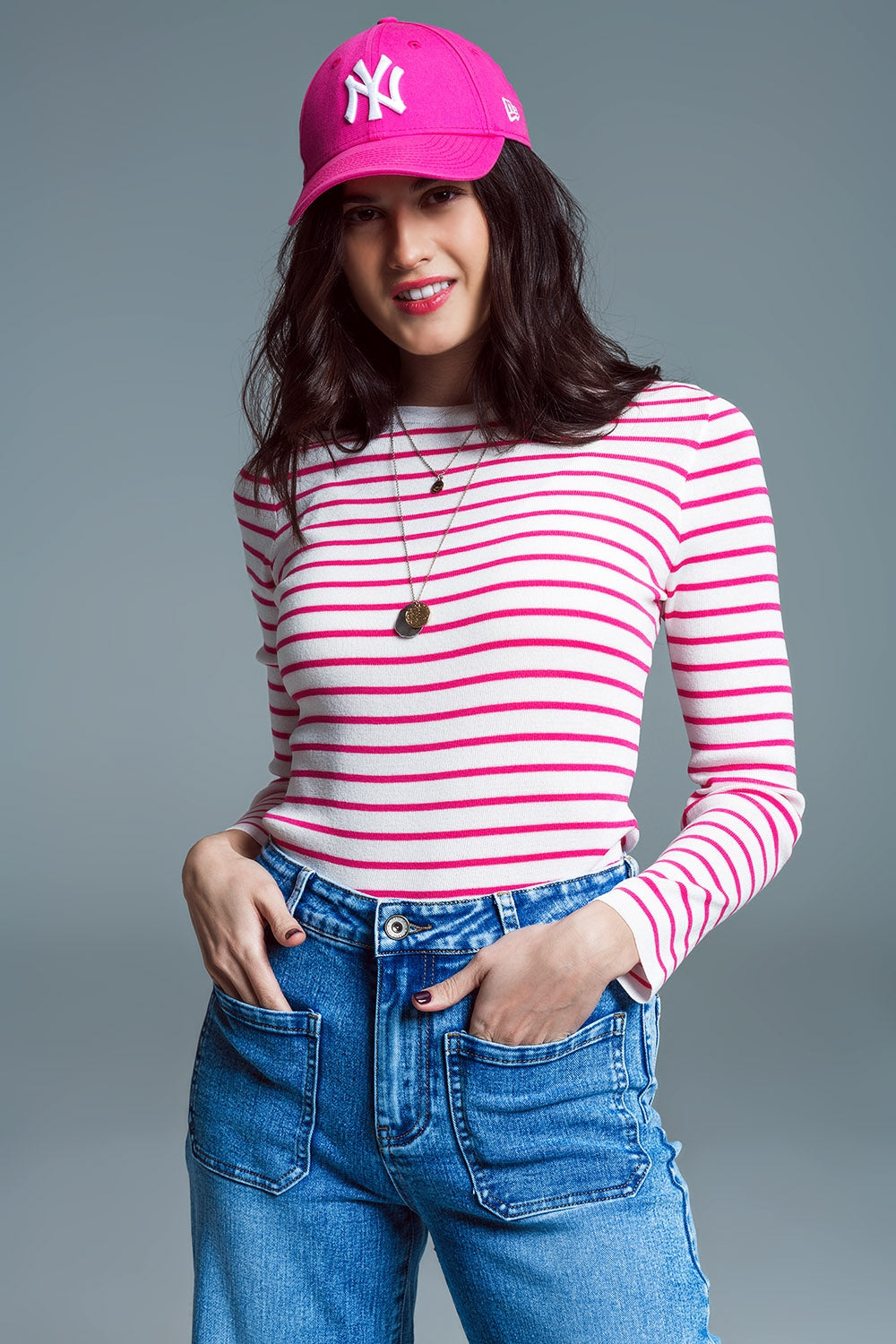 Q2 Slim Fit Fine Knit Boat Neck Sweater In White With Fuchsia Stripes