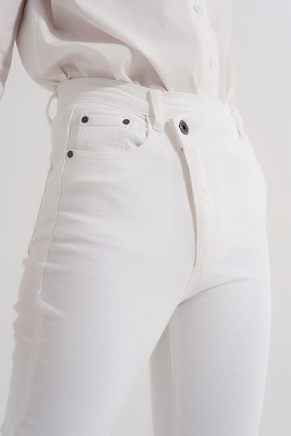 Slim jeans with asymmetric button in cream Szua Store