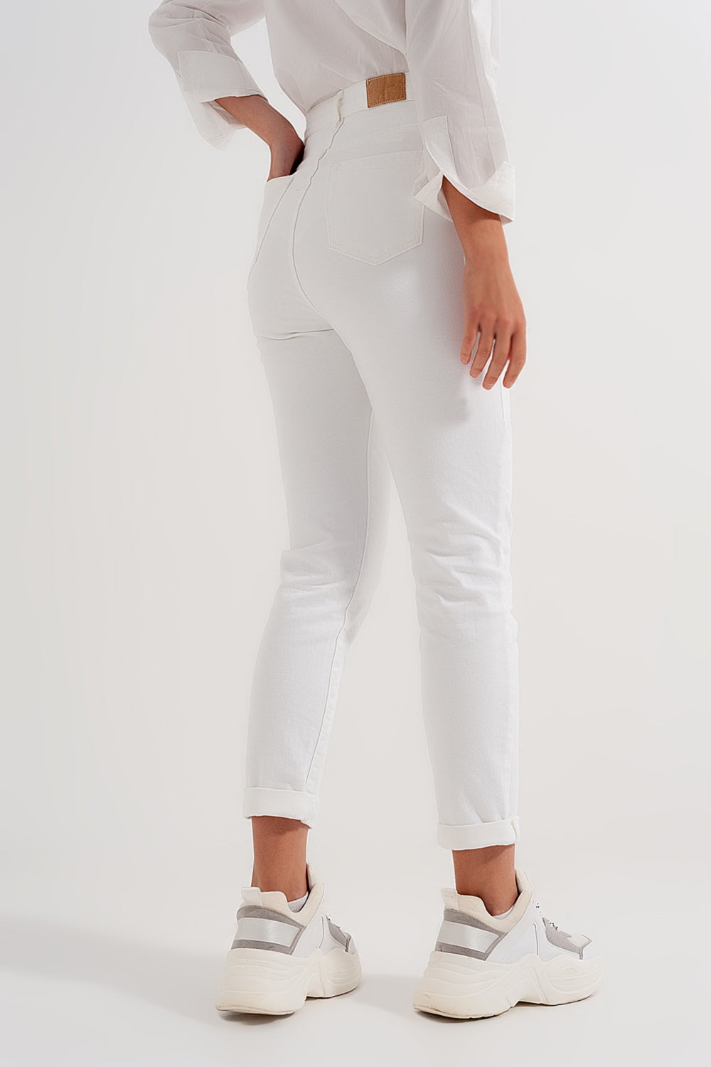 Slim jeans with asymmetric button in cream Szua Store