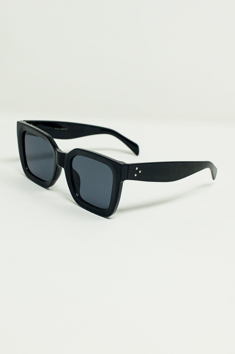 Q2 Squared Sunglasses With Dark Lenses in Black