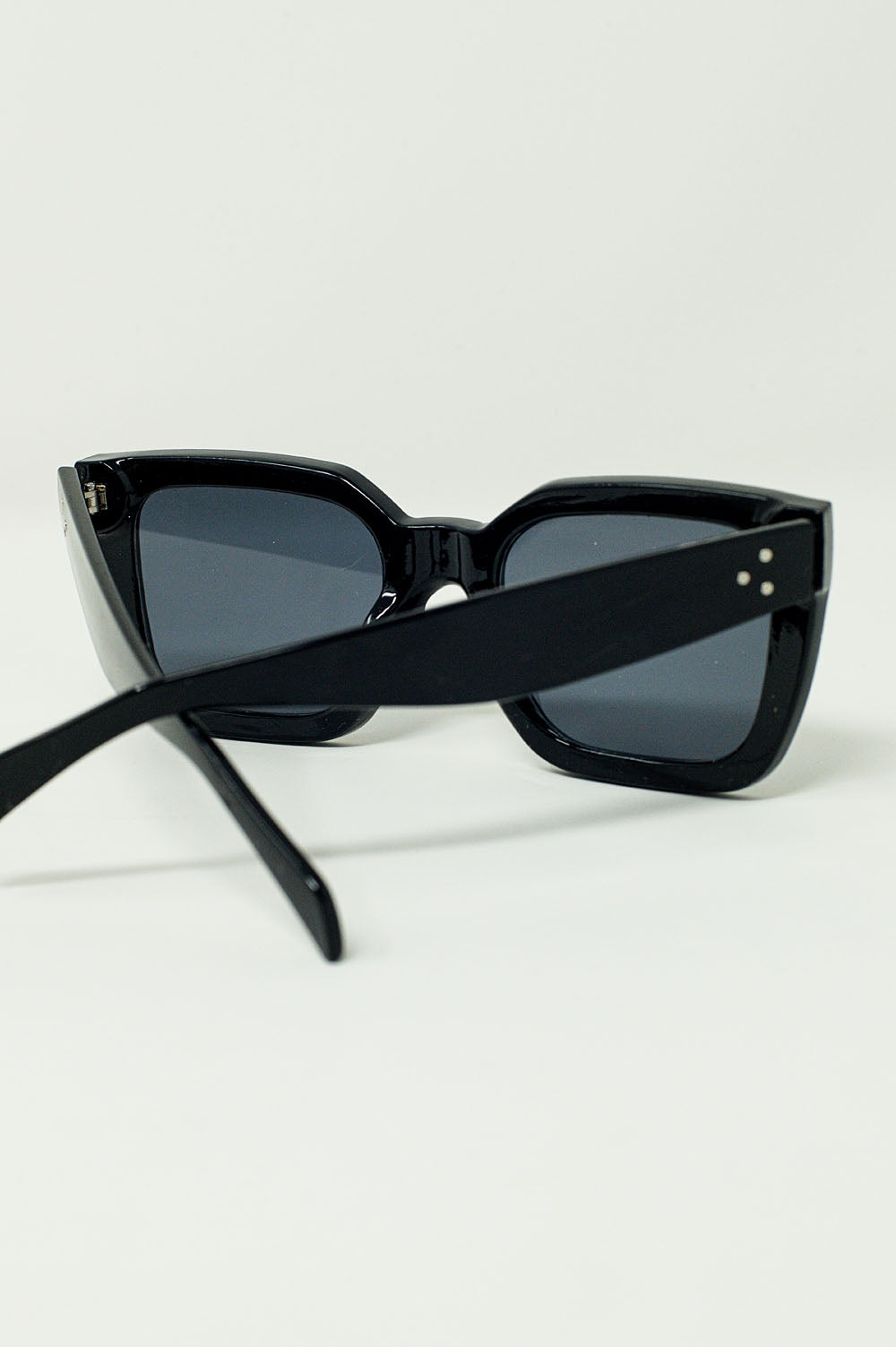 Squared Sunglasses With Dark Lenses in Black