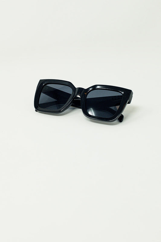 Gafas de sol cuadradas con lentes oscuras en negro