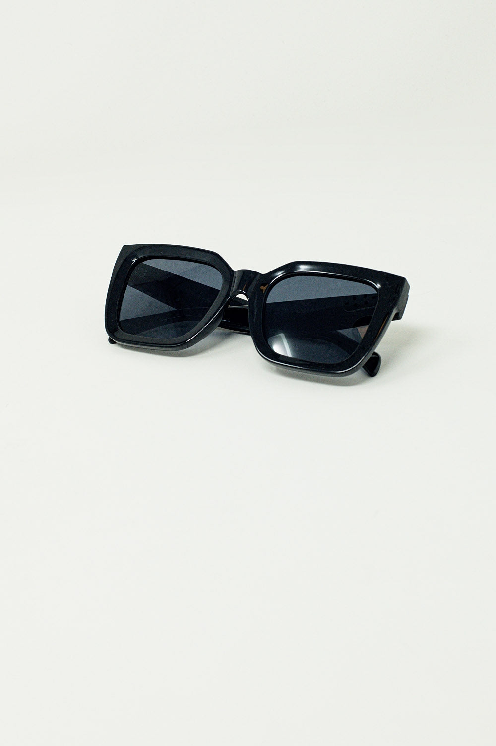 Squared Sunglasses With Dark Lenses in Black