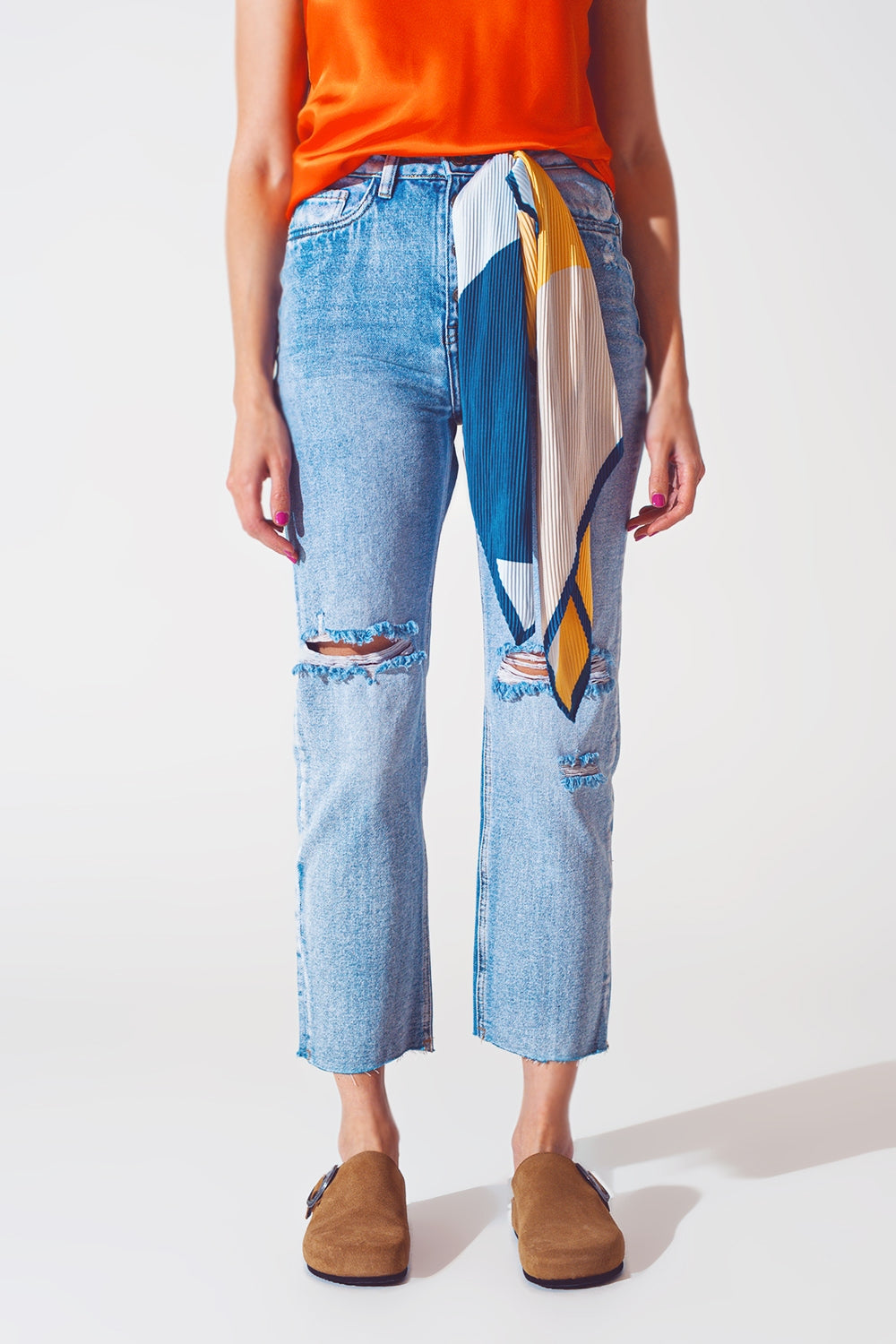 Q2 Sraight-leg jeans with exposed buttons and ripped knees in light wash