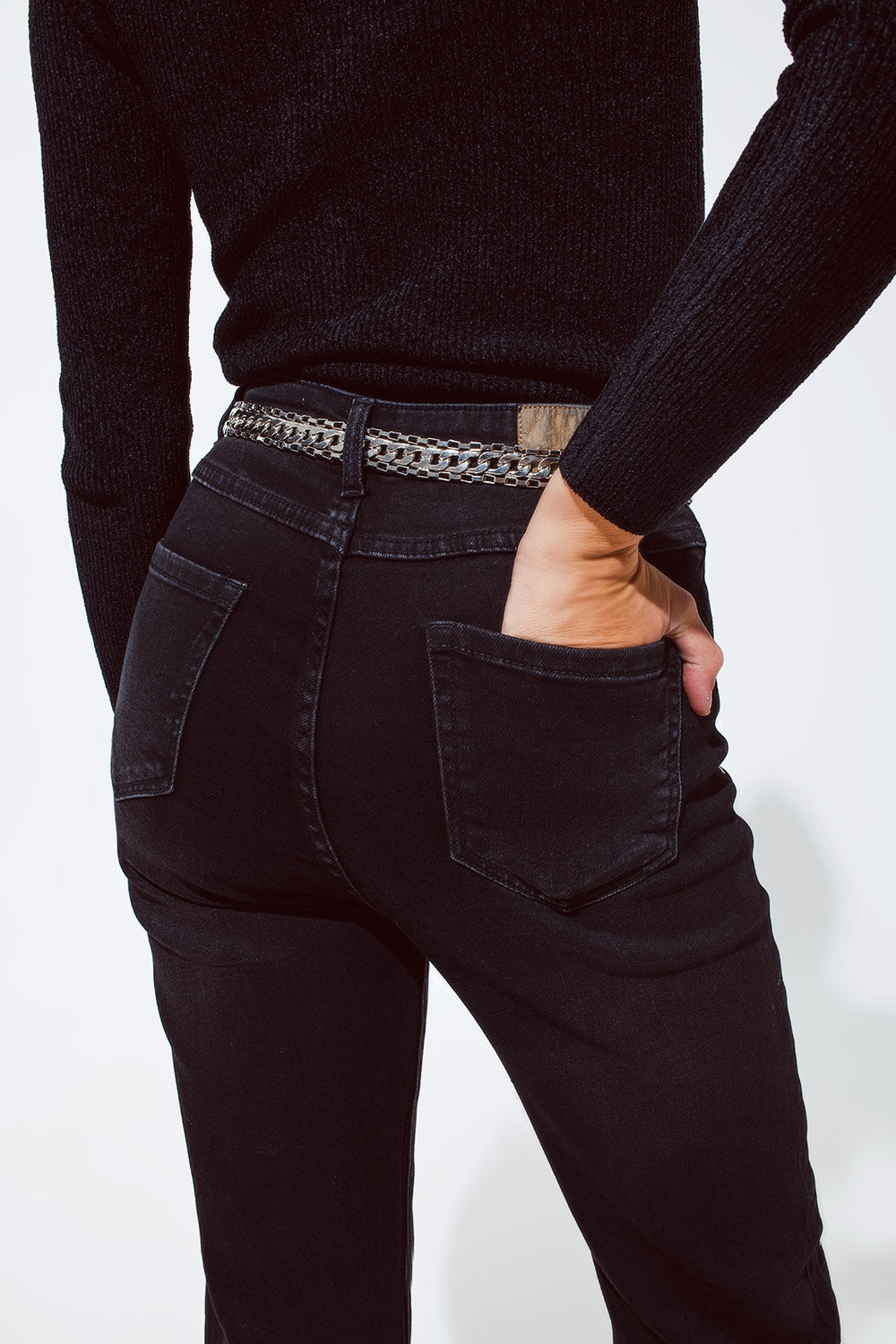 Jeans rectos en negro con detalles de strass plateados