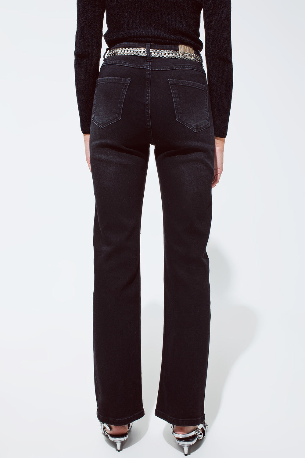 Jeans rectos en negro con detalles de strass plateados