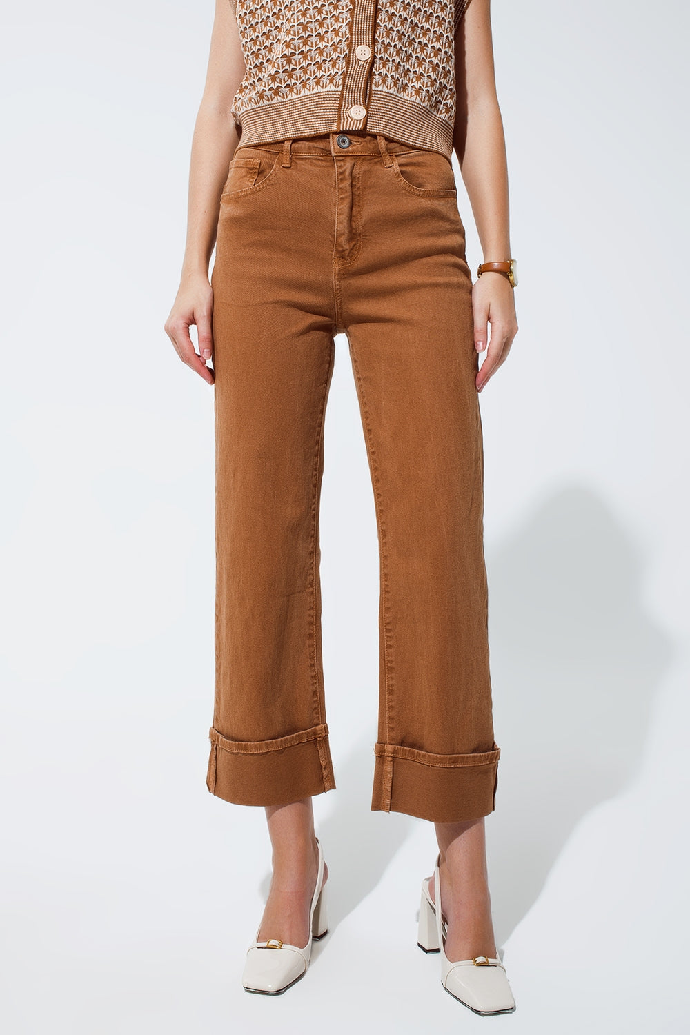 Q2 Straight leg jeans in camel with folded trouser legs