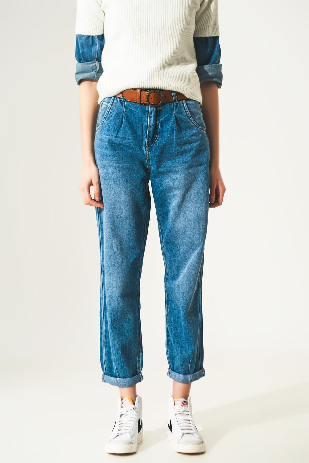 Q2 Straight leg jeans with darts at the waist in medium blue