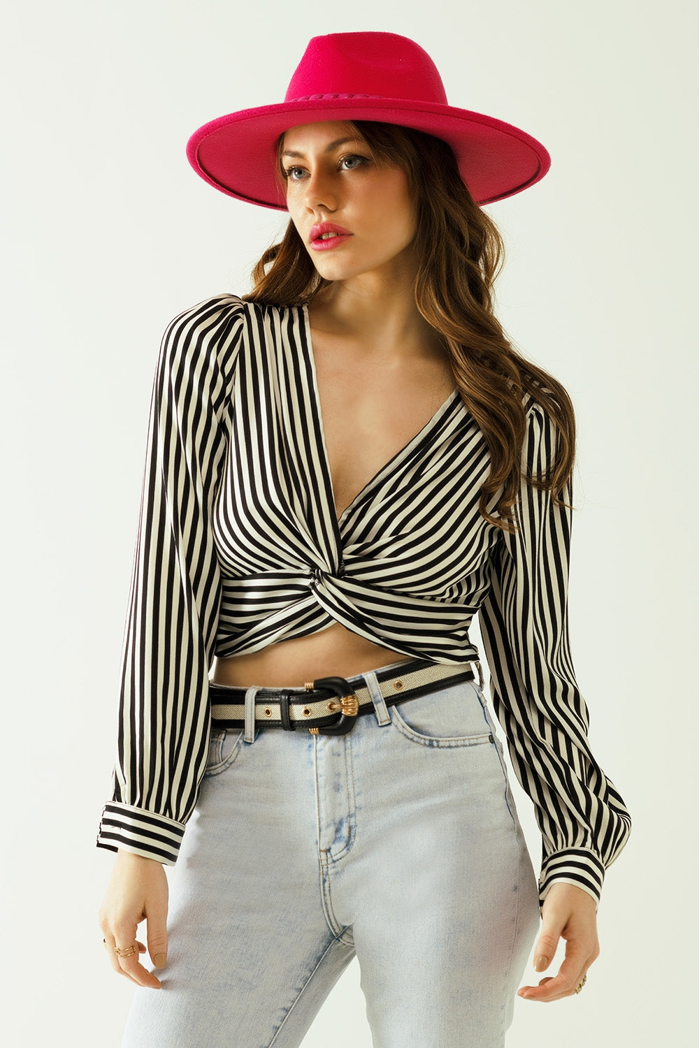Q2 Striped crop top with V-neckline and twisted front in black and white.