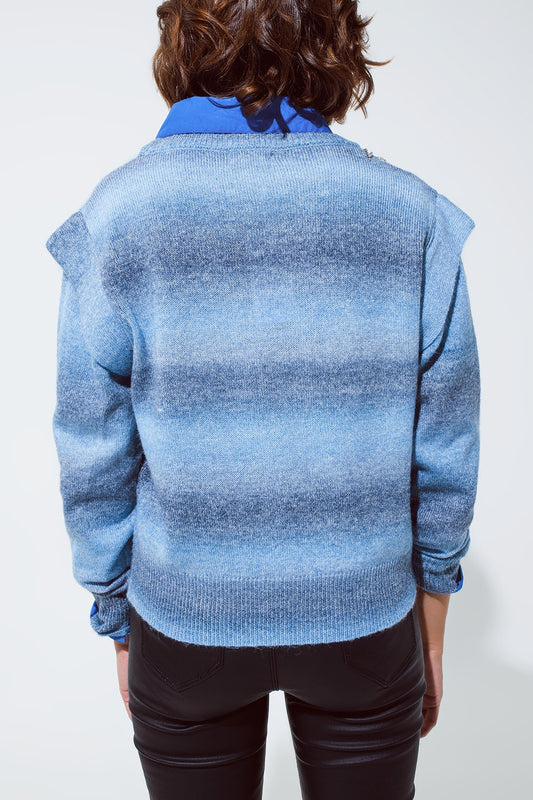 Jersey en diseño degradado azul con cuello redondo y detalles en las mangas.