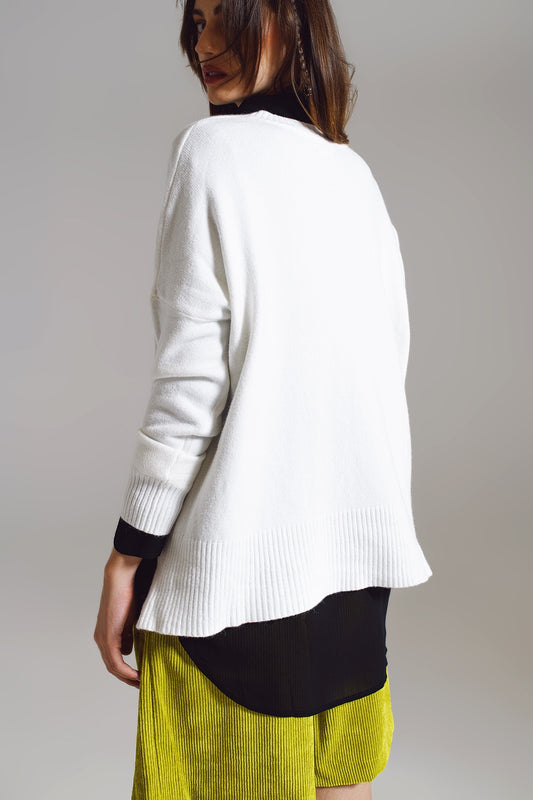 Sweater in white with V-neckline